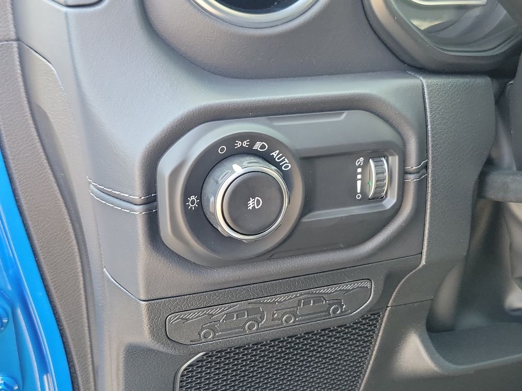 New 2026 Hydro Blue Pearl-Coat Exterior Paint Jeep Sahara image 17