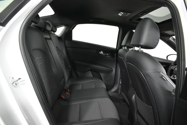 Used 2022 White Kia GT-Line image 19