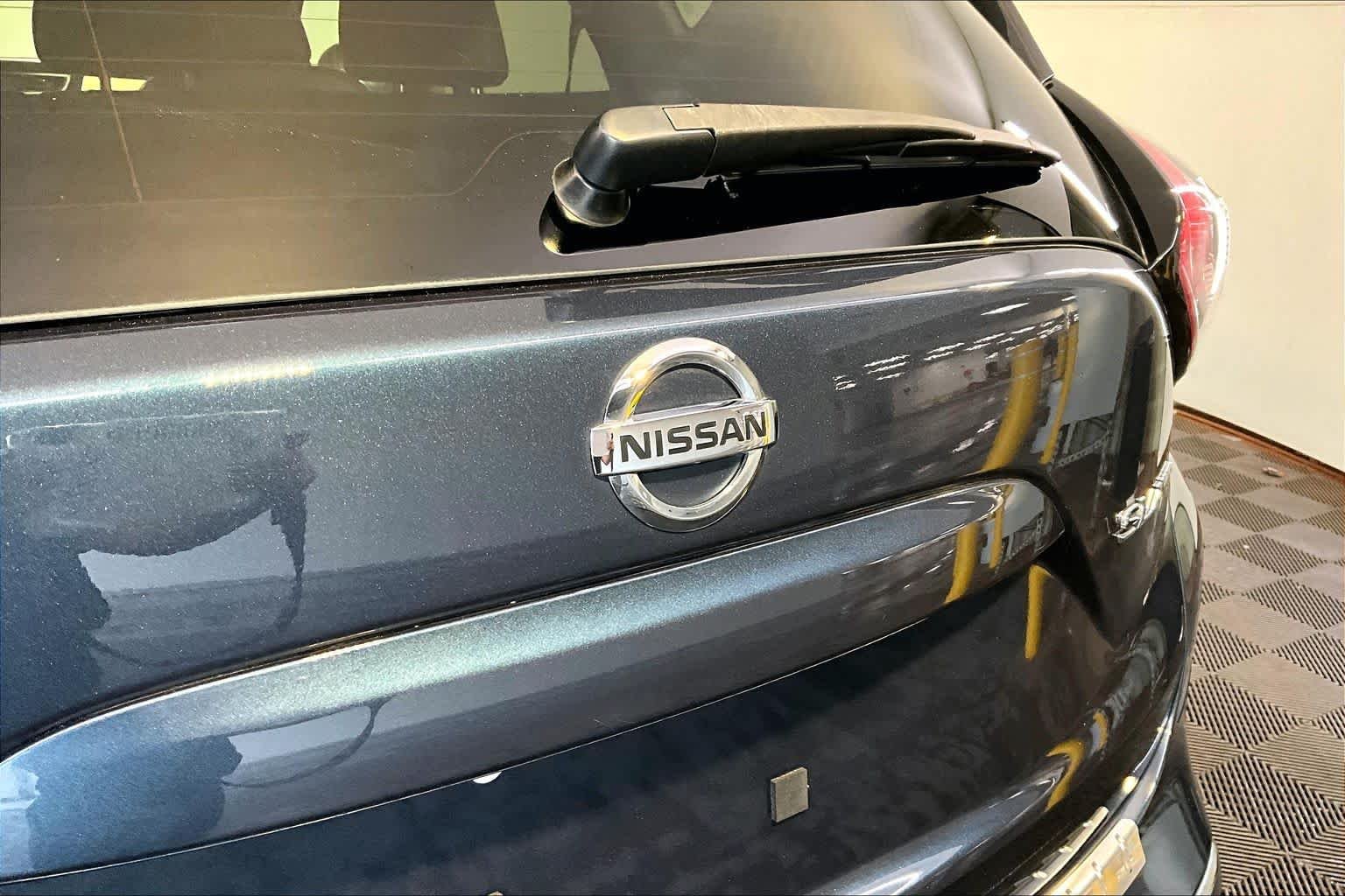 Used 2017 Arctic Blue Metallic Nissan SL image 33