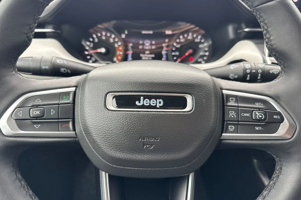 Used 2025 Silver Jeep Limited image 28