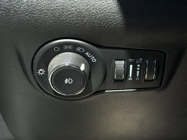 Used 2023 Silver Jeep High Altitude image 30