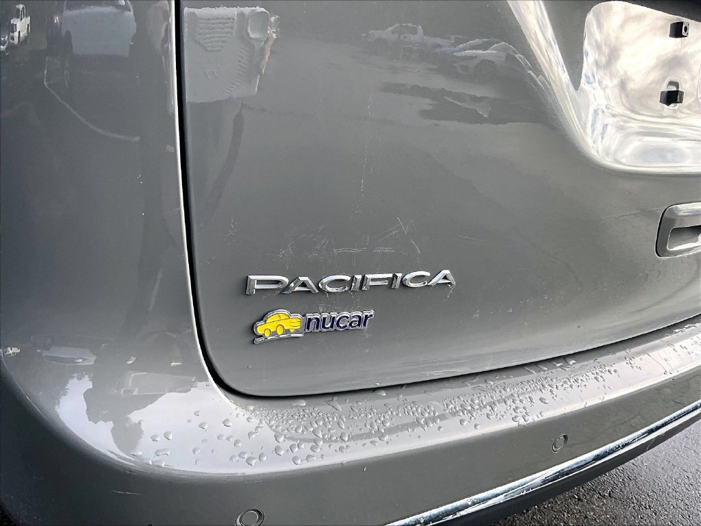 Used 2022 Ceramic Gray Clearcoat Chrysler Touring L image 30
