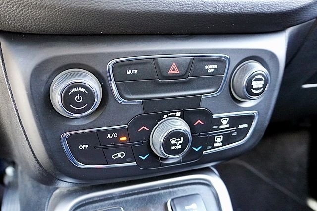 Used 2018 Green Jeep Latitude image 26