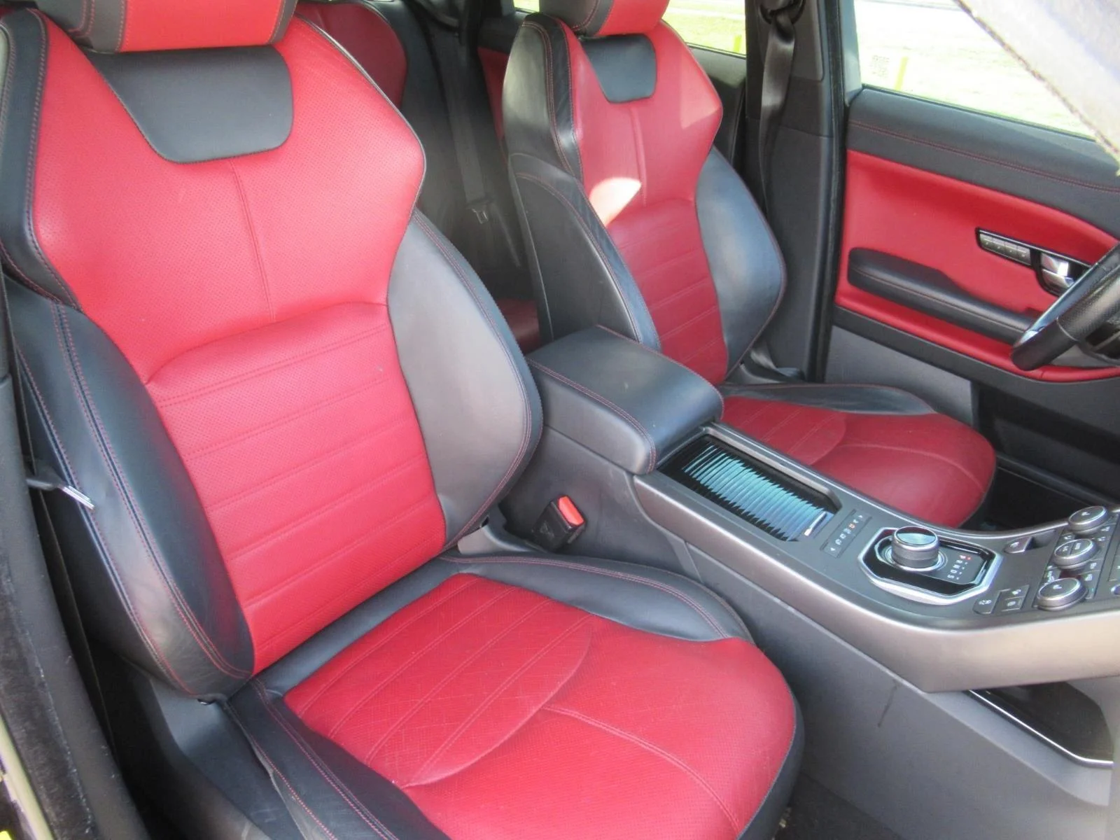 Used 2018 Santorini Black Land Rover HSE Dynamic image 9