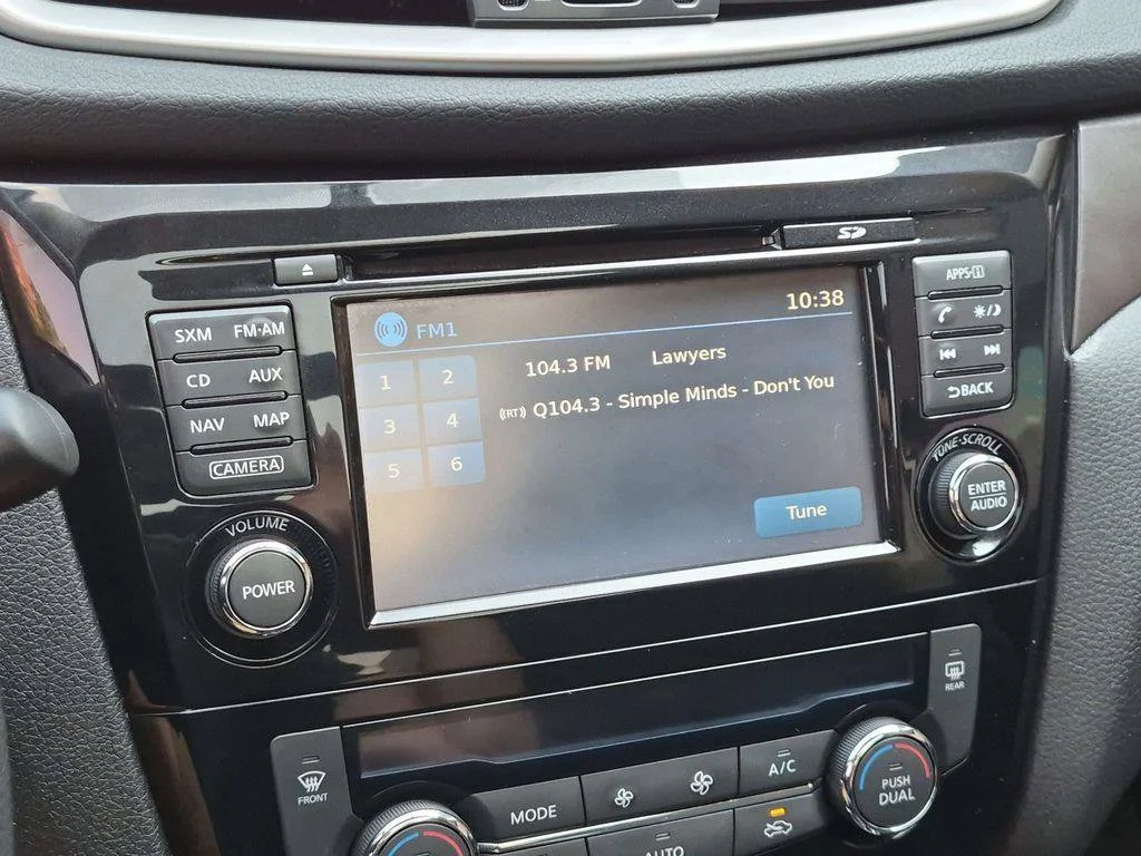Used 2014 White Nissan SV image 16