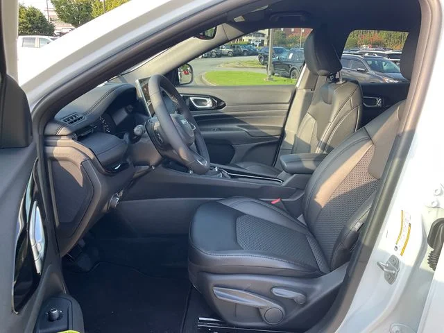 New 2026 Bright White Clearcoat Jeep Latitude image 12