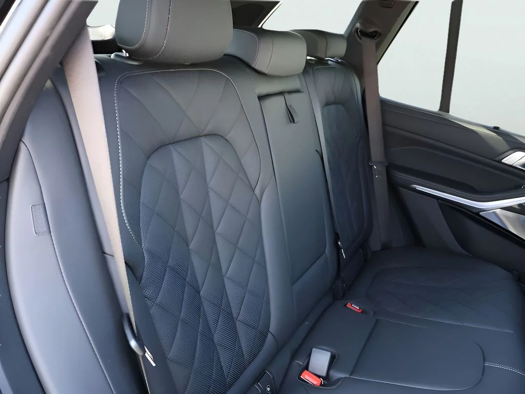 Used 2025 Black BMW M60i image 14