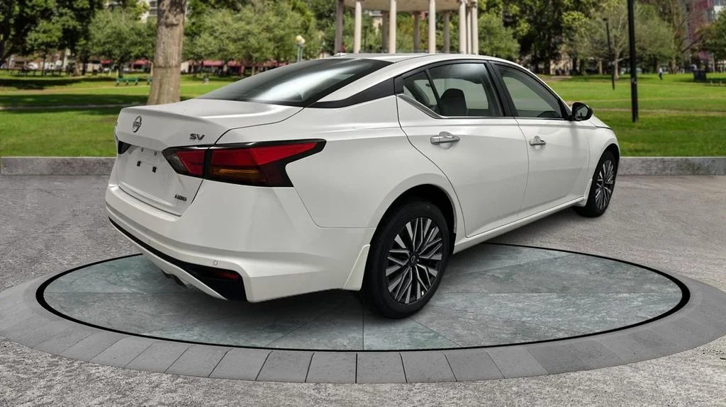 Used 2024 White Nissan 2.5 SV image 5