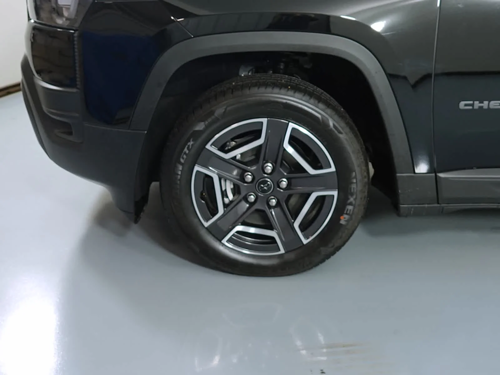 New 2026 Diamond Black Crystal Pearl-Coat Exterior Paint Jeep Laredo image 15
