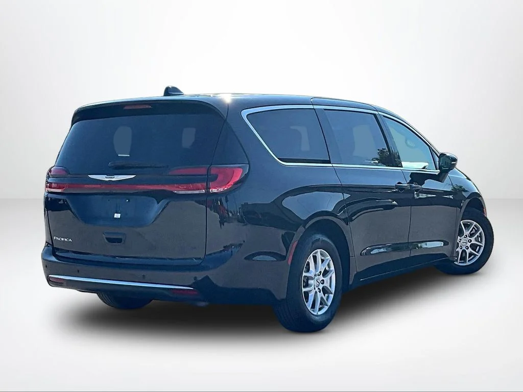 Used 2024 Black Chrysler Touring L image 3
