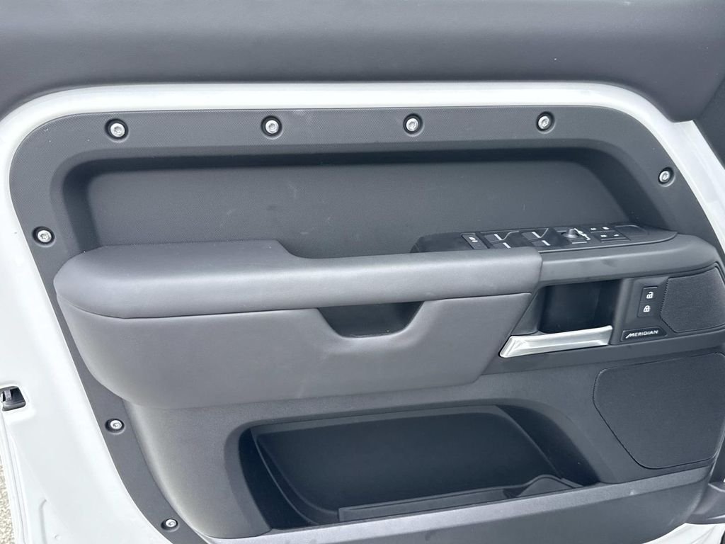 2025 Land Rover Defender S - Photo 20