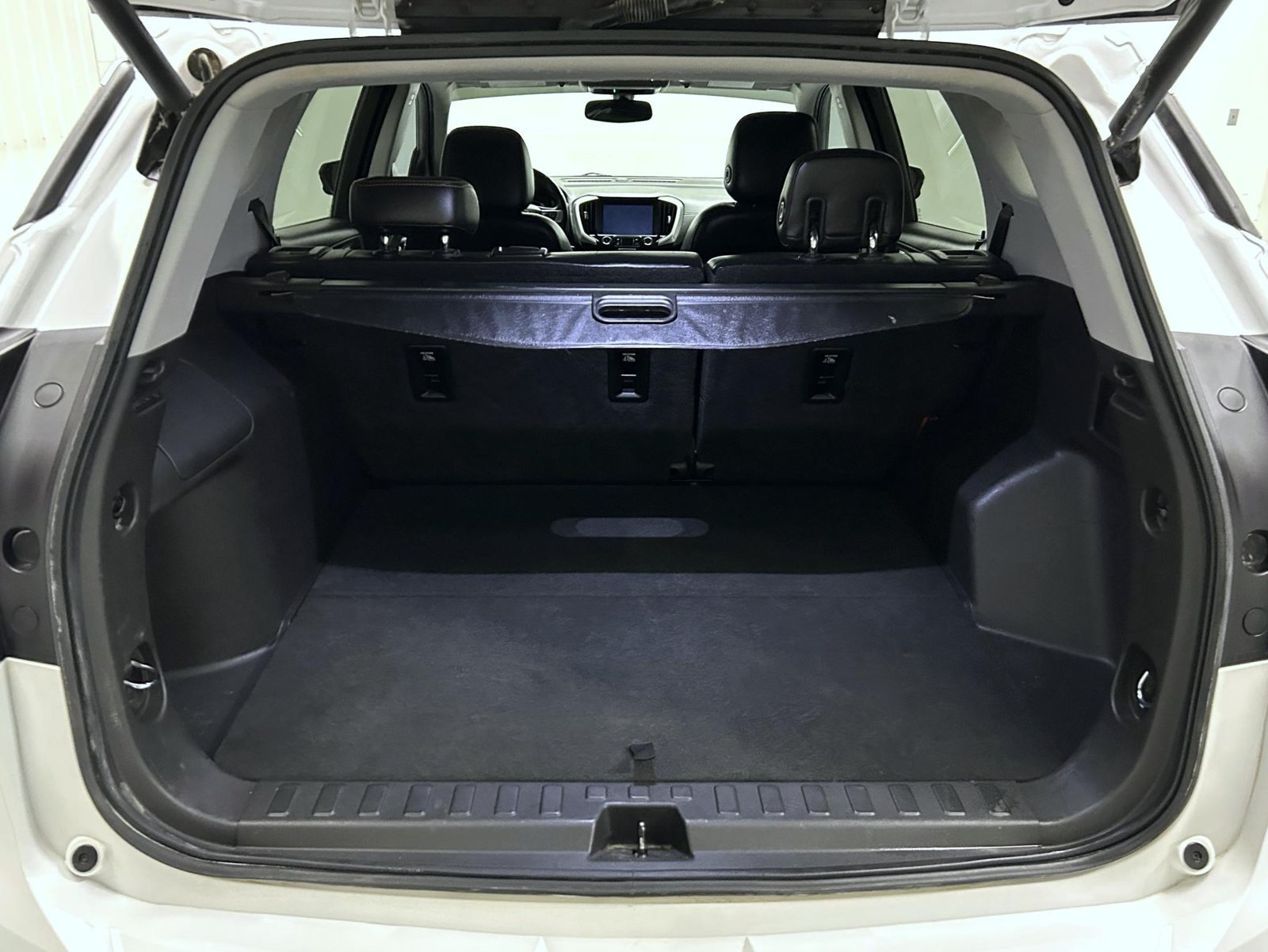 Used 2019 White GMC SLT image 21