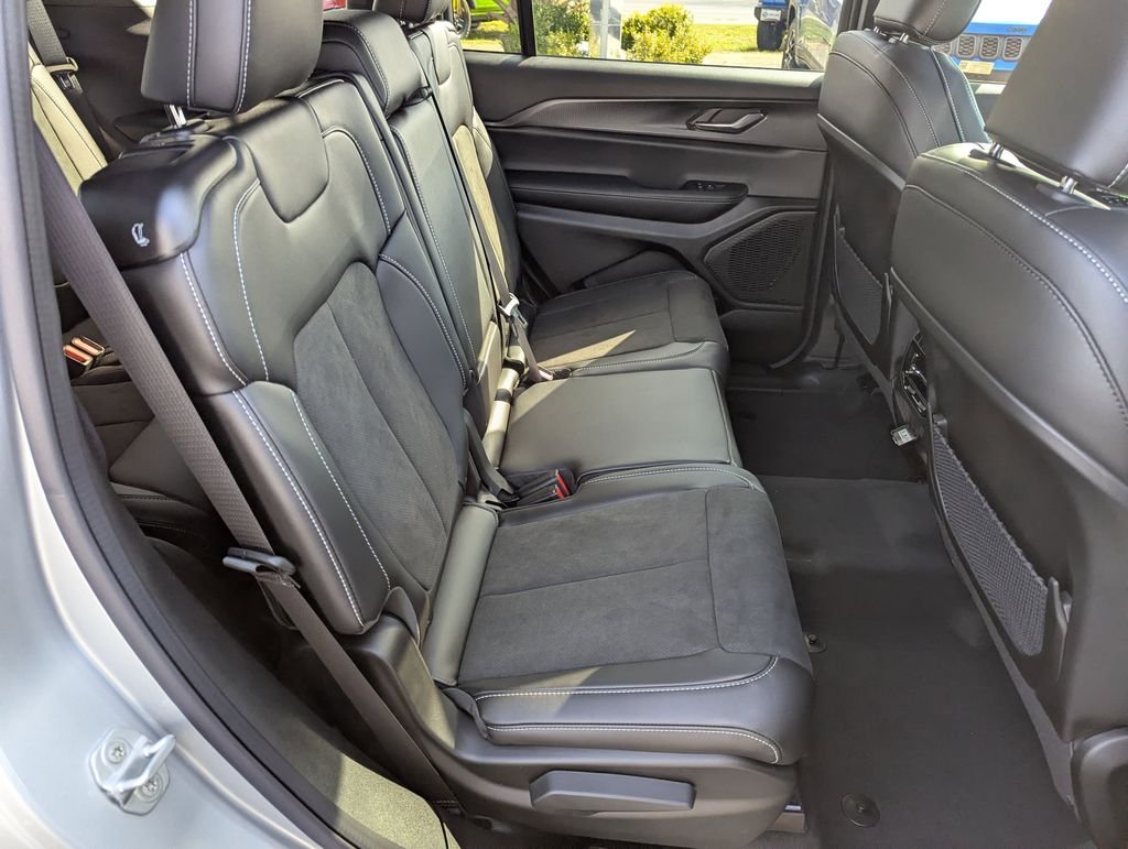 New 2025 Silver Zynith Exterior Paint Jeep Altitude X image 36