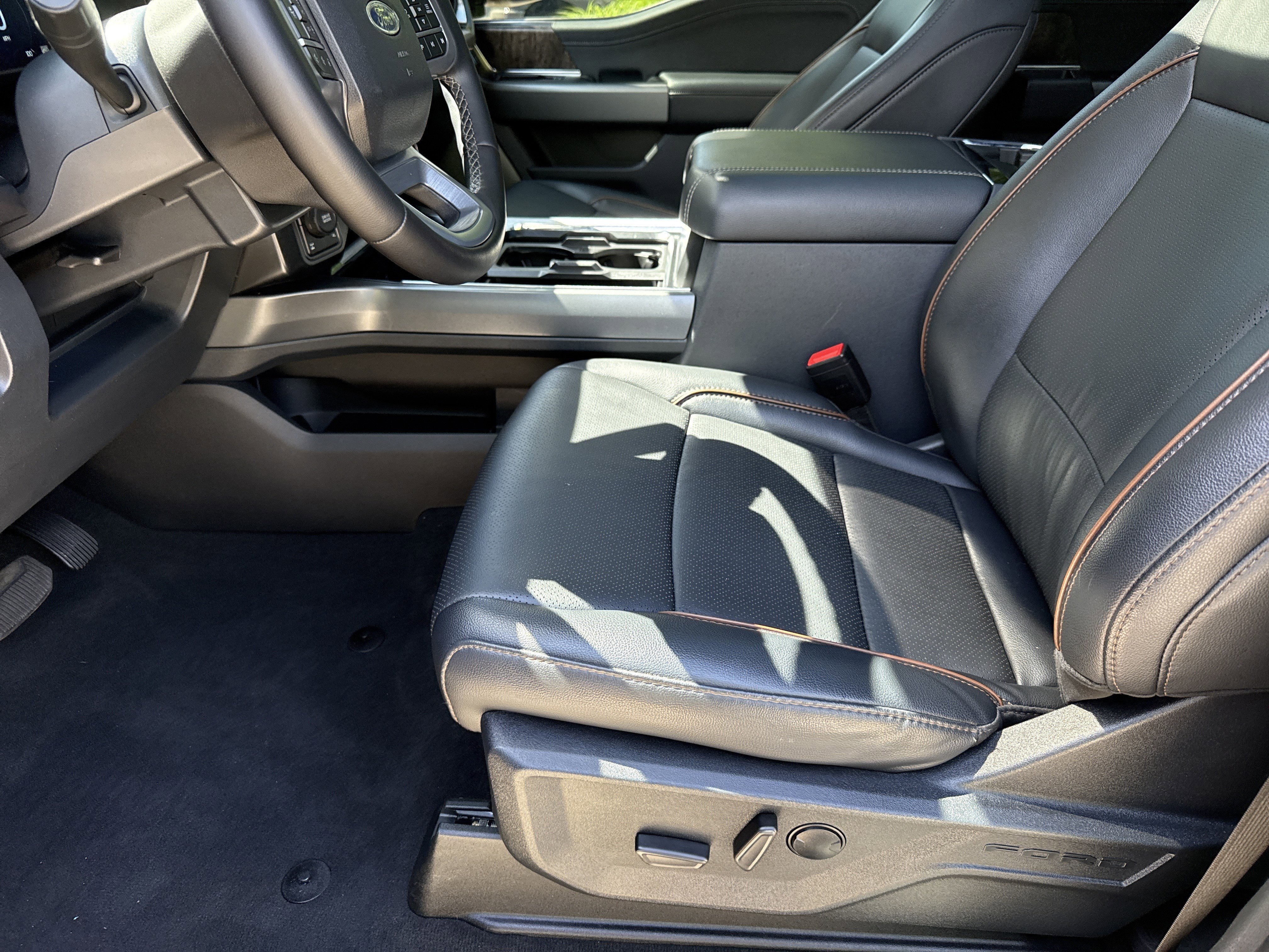 Used 2025 Blue Metallic Ford LARIAT image 9