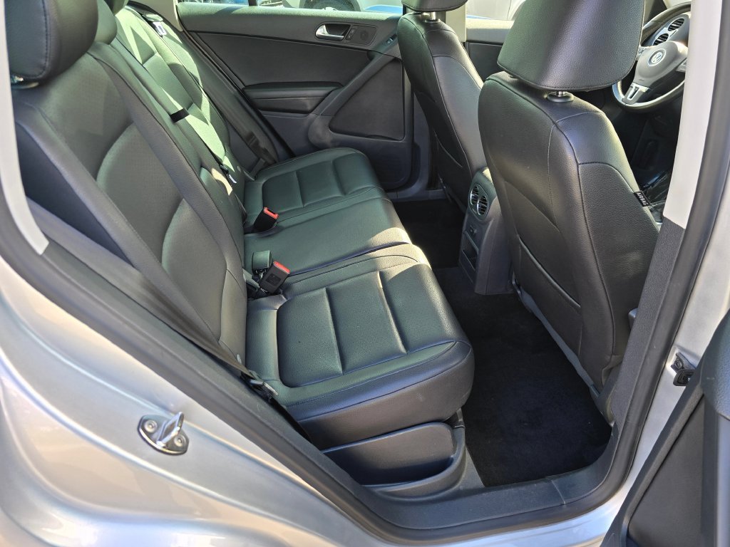 Used 2012 Silver Volkswagen SE image 14