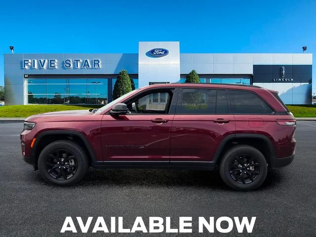 Used 2025 Red Jeep Altitude image 4