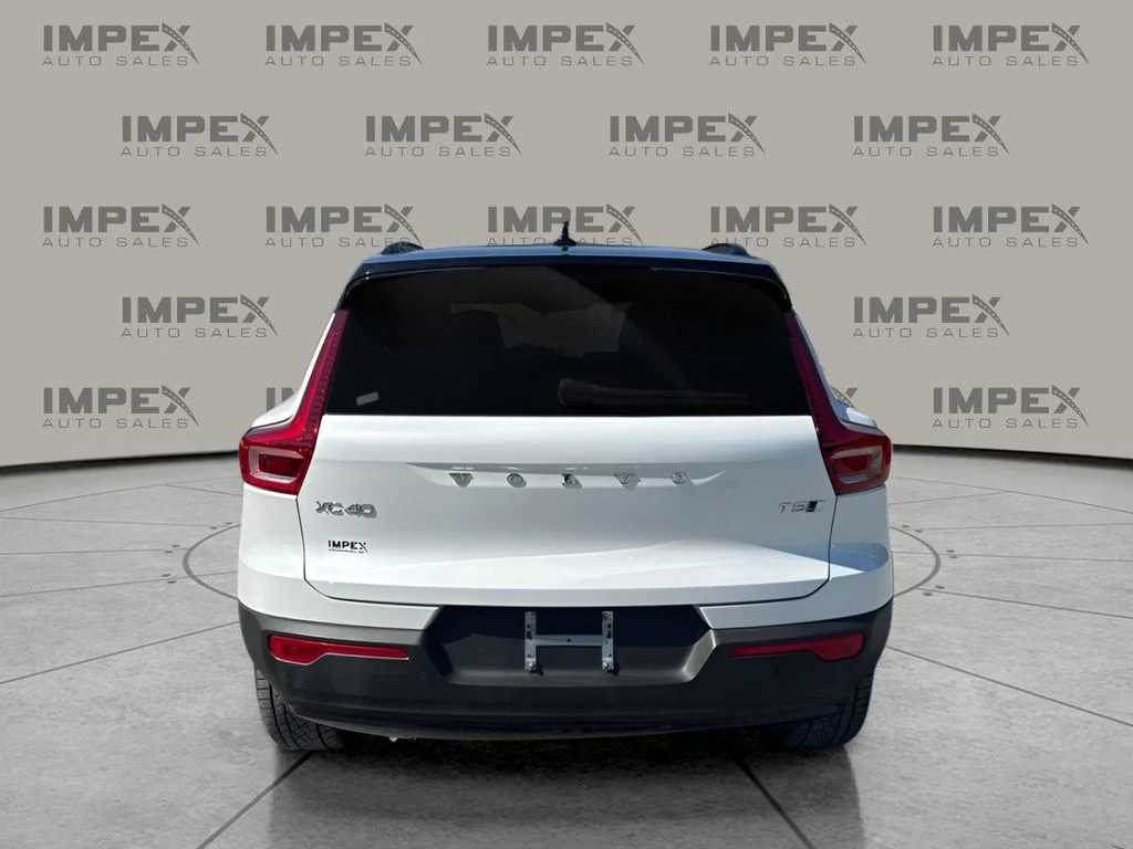Used 2021 White Volvo R-Design image 4