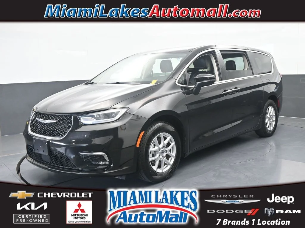 2023 Chrysler Pacifica Touring L's photo