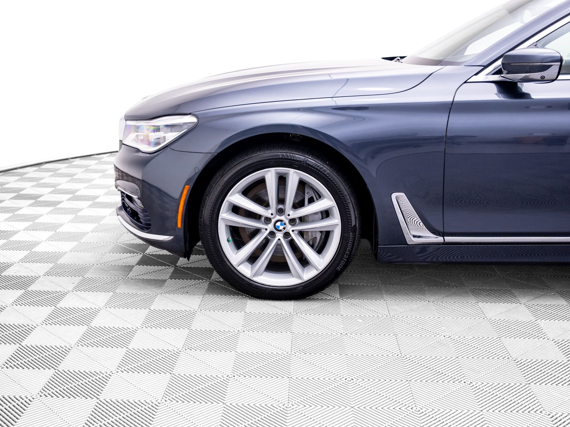 Used 2016 Gray BMW 750i xDrive image 36