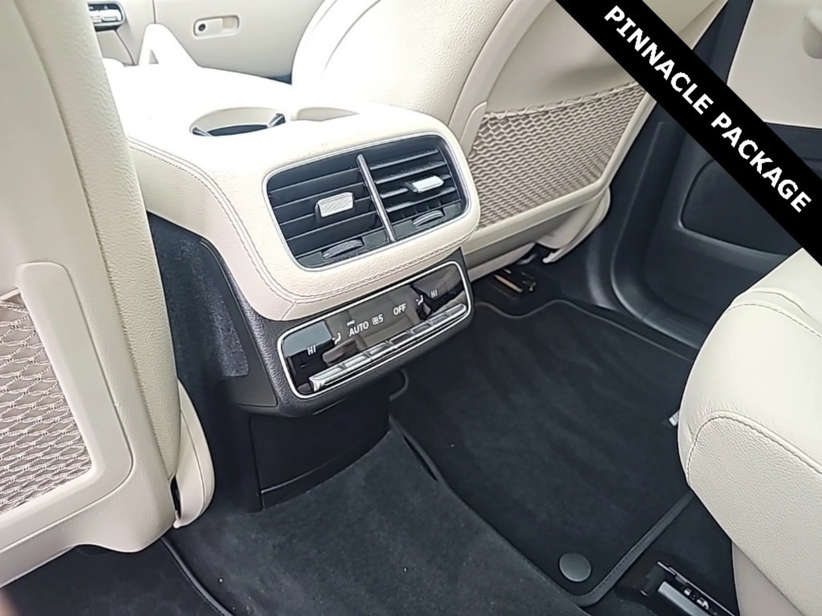 Used 2024 White Mercedes-Benz 4MATIC® image 30