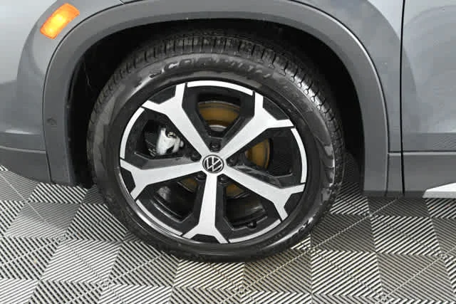 New 2026 Platinum Gray Metallic Volkswagen SE image 28