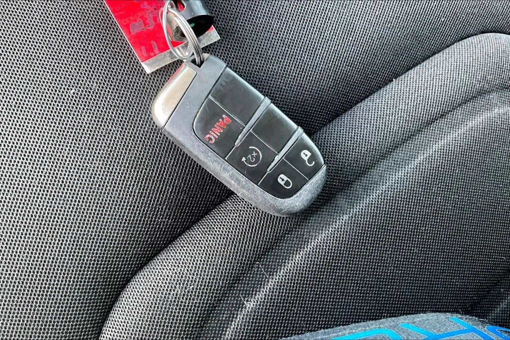 Used 2021 Silver Jeep Latitude image 11
