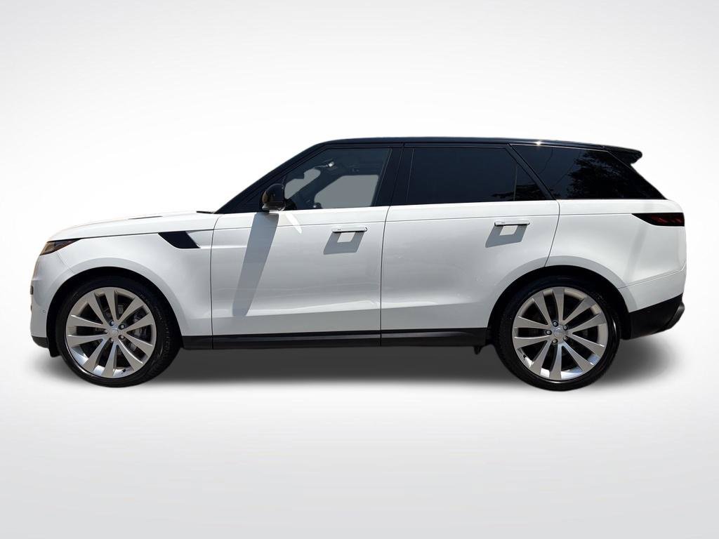 Used 2023 White Land Rover SE image 4