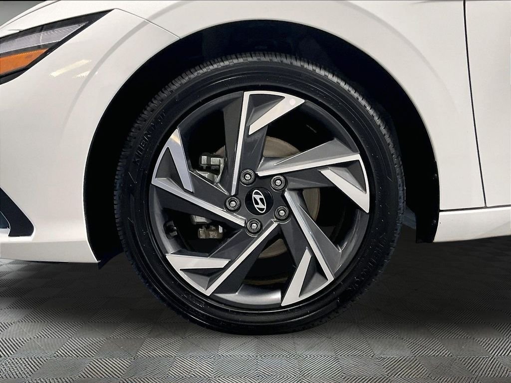 Used 2025 White Hyundai SEL Sport image 1