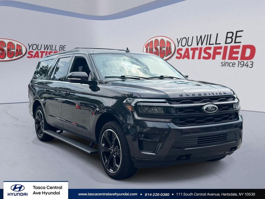 Used 2022  Ford Limited image 1
