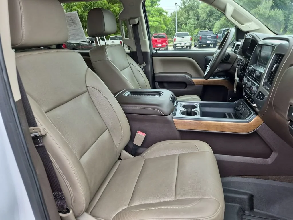 Used 2018 IRIDESCENT PEARL TRICOAT Chevrolet LTZ image 38