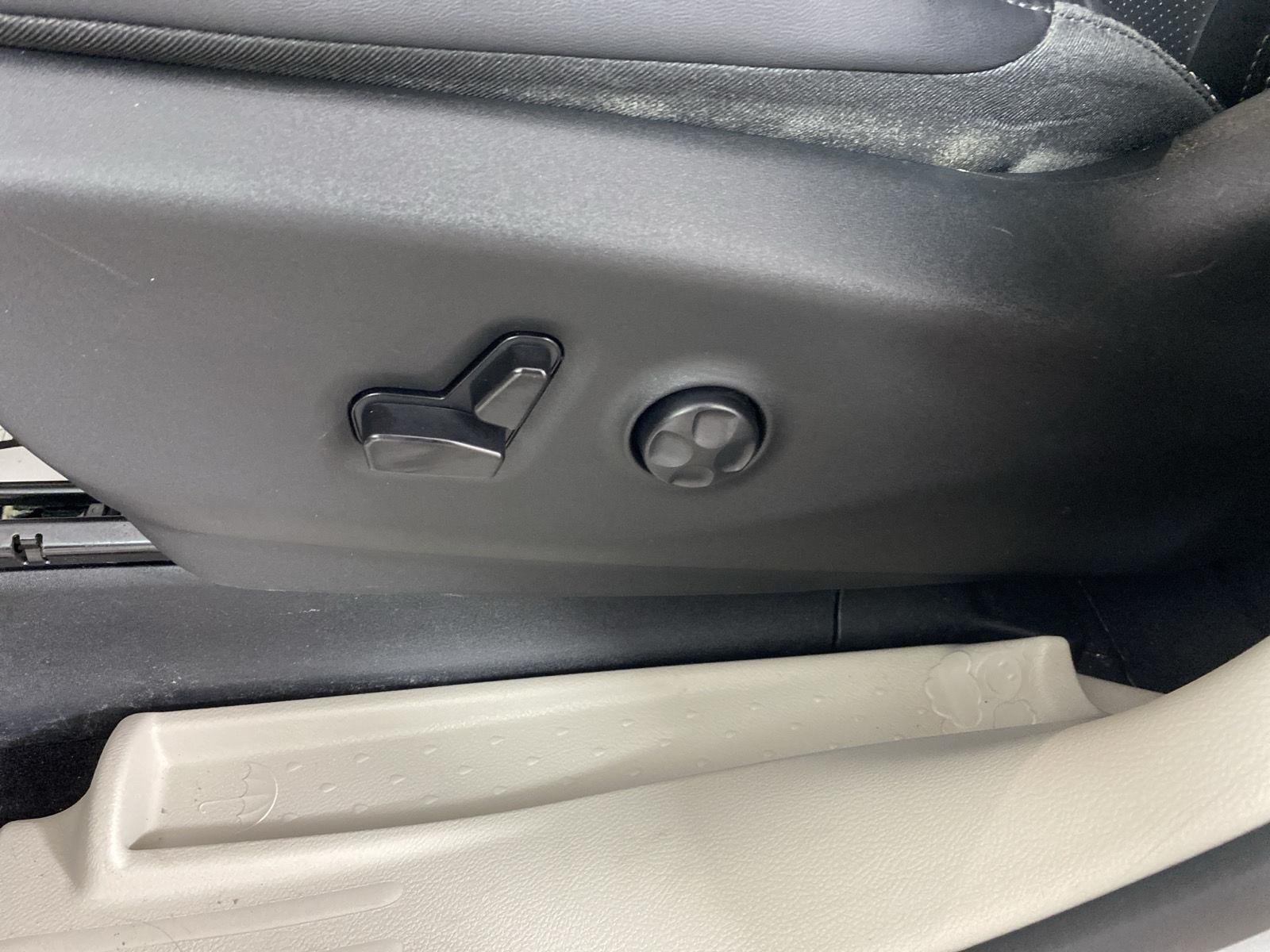 Used 2024 Silver Mist Clearcoat Chrysler Touring L image 21