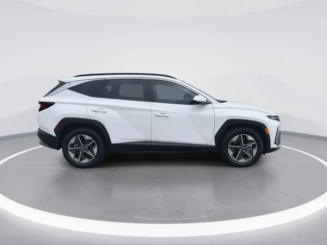 Used 2025 White Hyundai SEL image 9