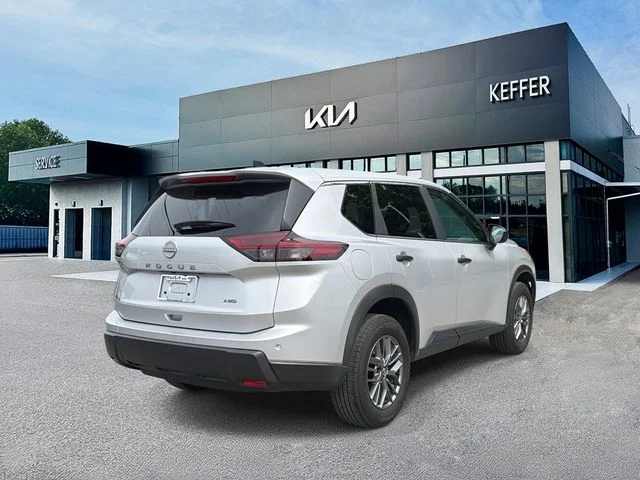Used 2025 Silver Nissan S image 8