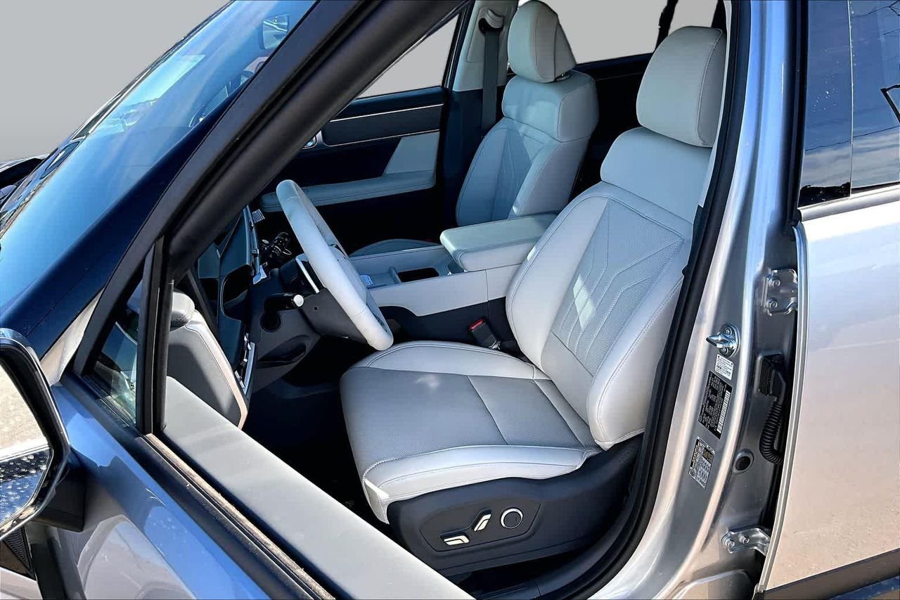 New 2026 Shimmering Silver Hyundai SEL image 9