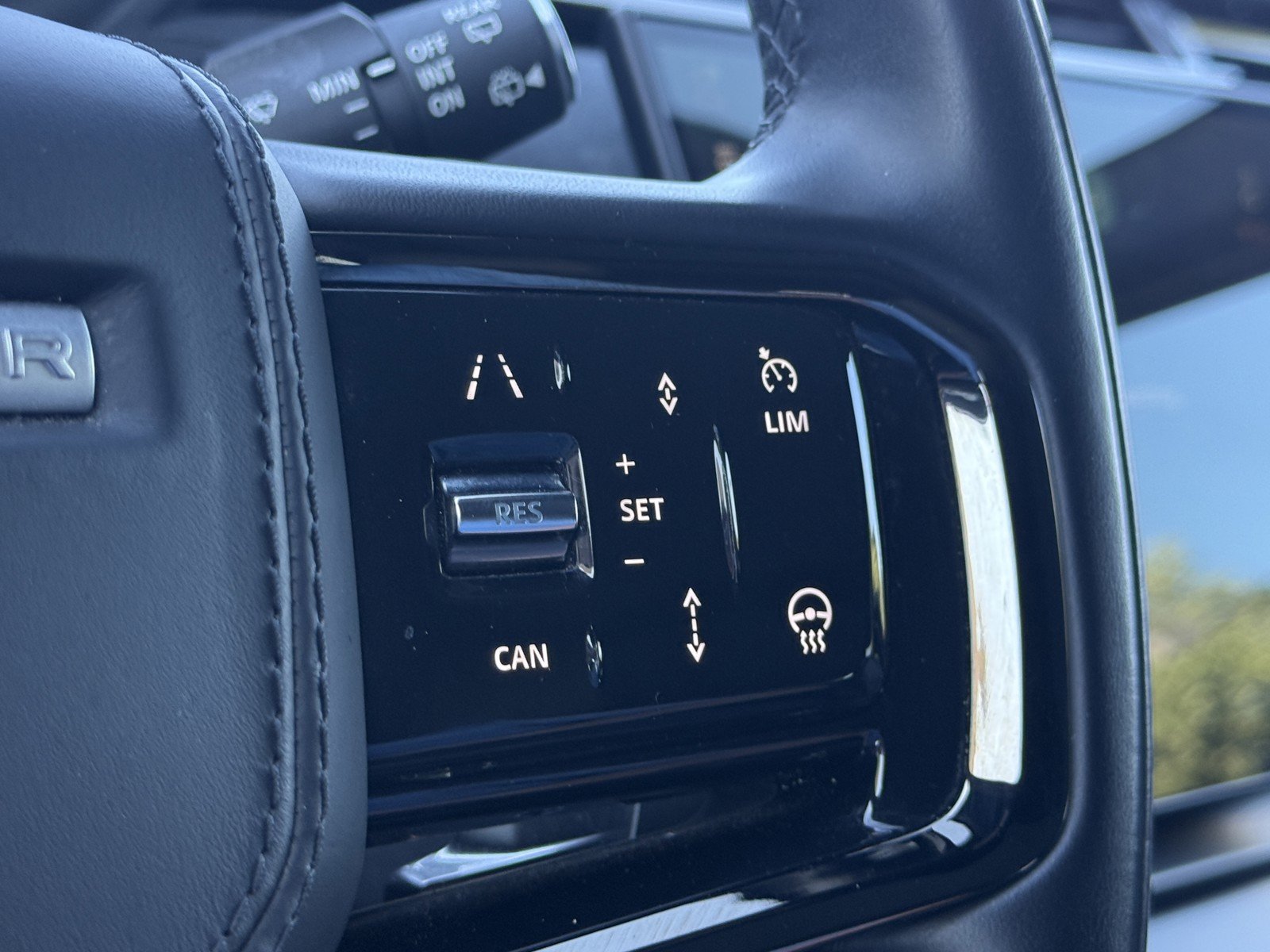 Used 2025 Fuji White Land Rover Dynamic SE image 12