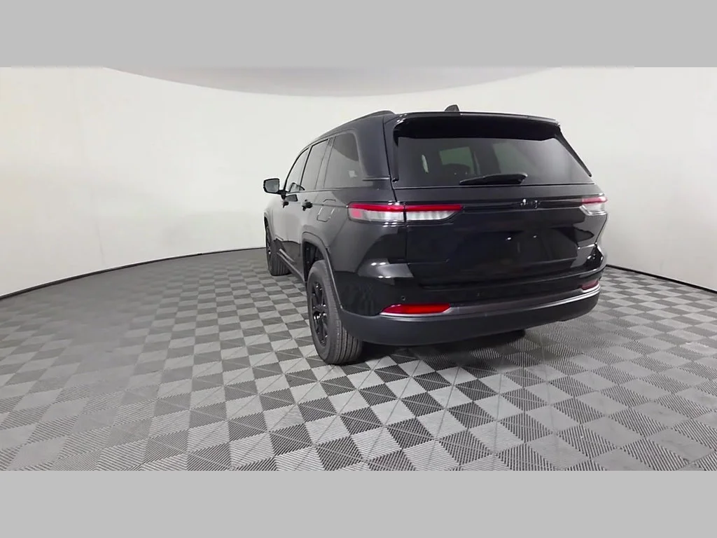 New 2026 Diamond Black Crystal Pearl-Coat Exterior Paint Jeep Laredo Altitude image 32