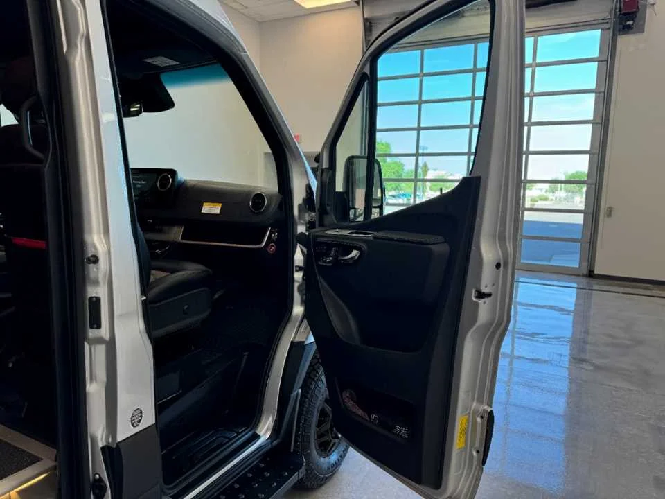 Used 2024 SILVER AIRSTREAM  image 61