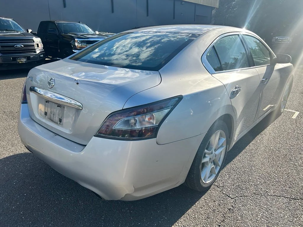 Used 2012  Nissan 3.5 S image 4