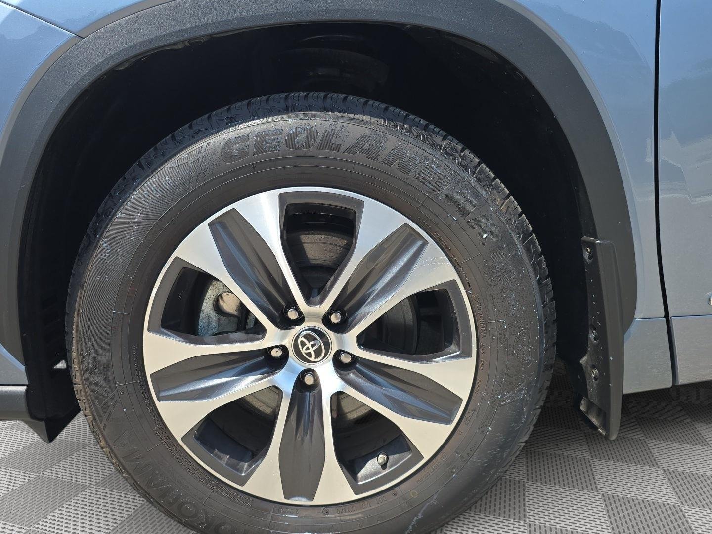 Used 2021 Moondust Toyota Hybrid XLE image 9