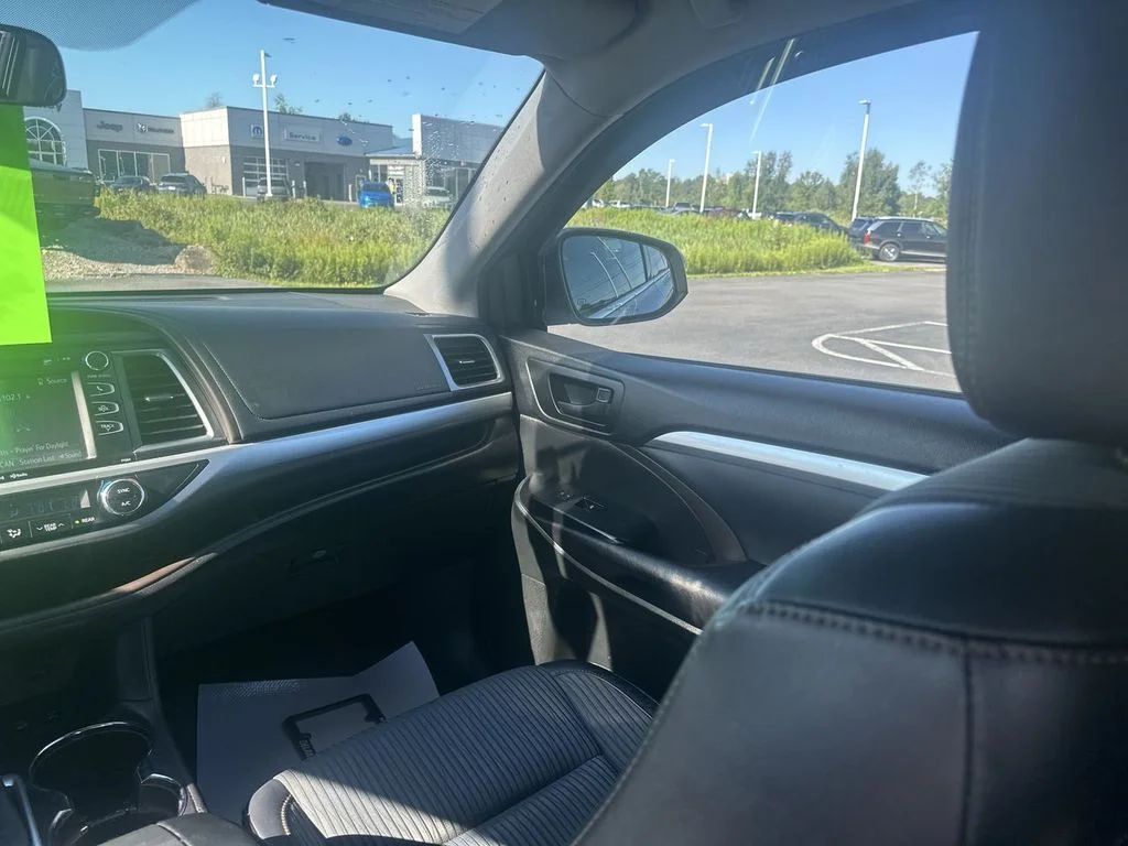 Used 2016 Silver Toyota LE V6 image 11