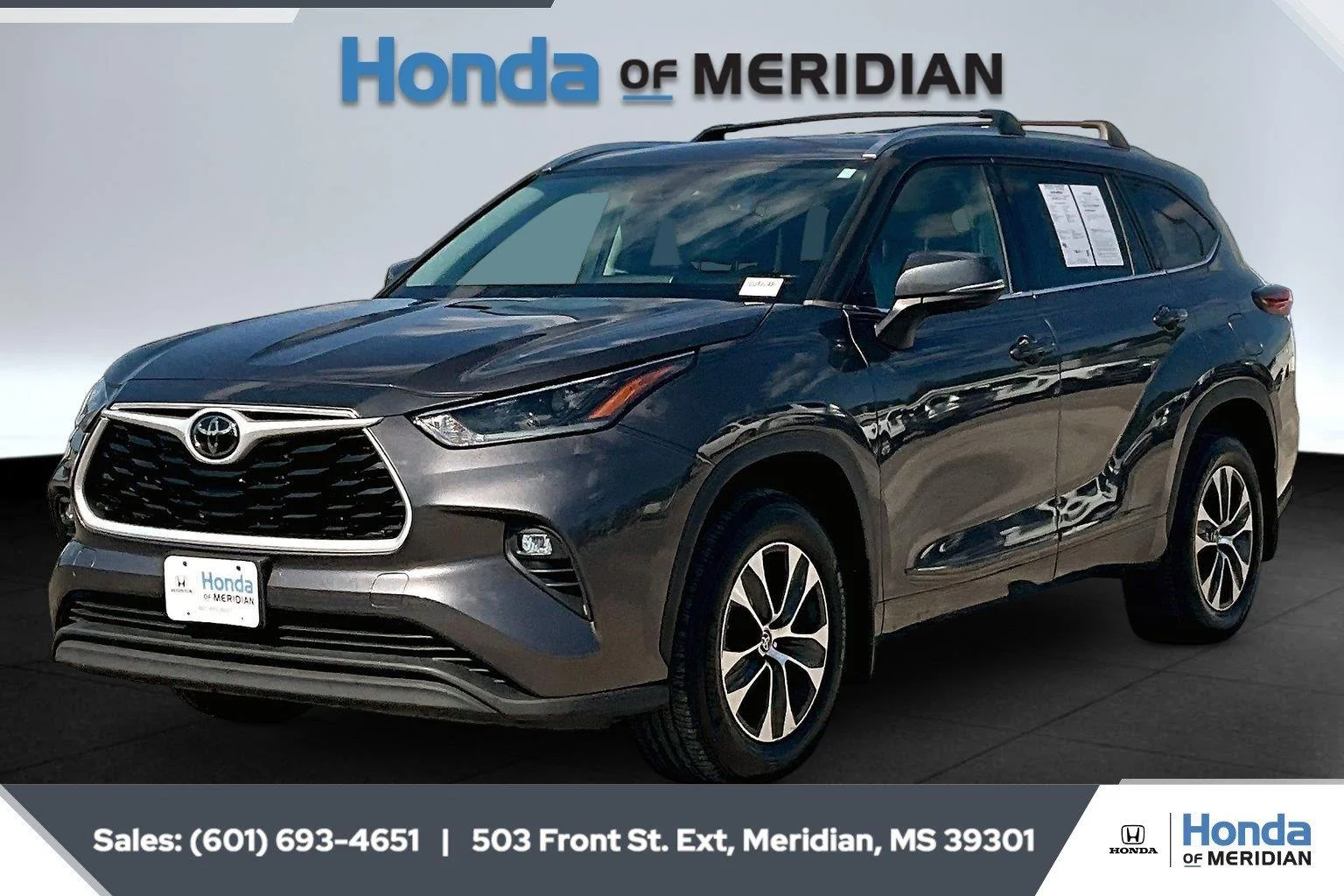 Used 2021 Magnetic Gray Metallic Toyota XLE image 10