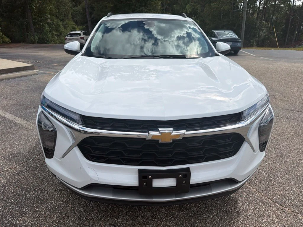 Used 2025 Summit White Chevrolet LT image 8