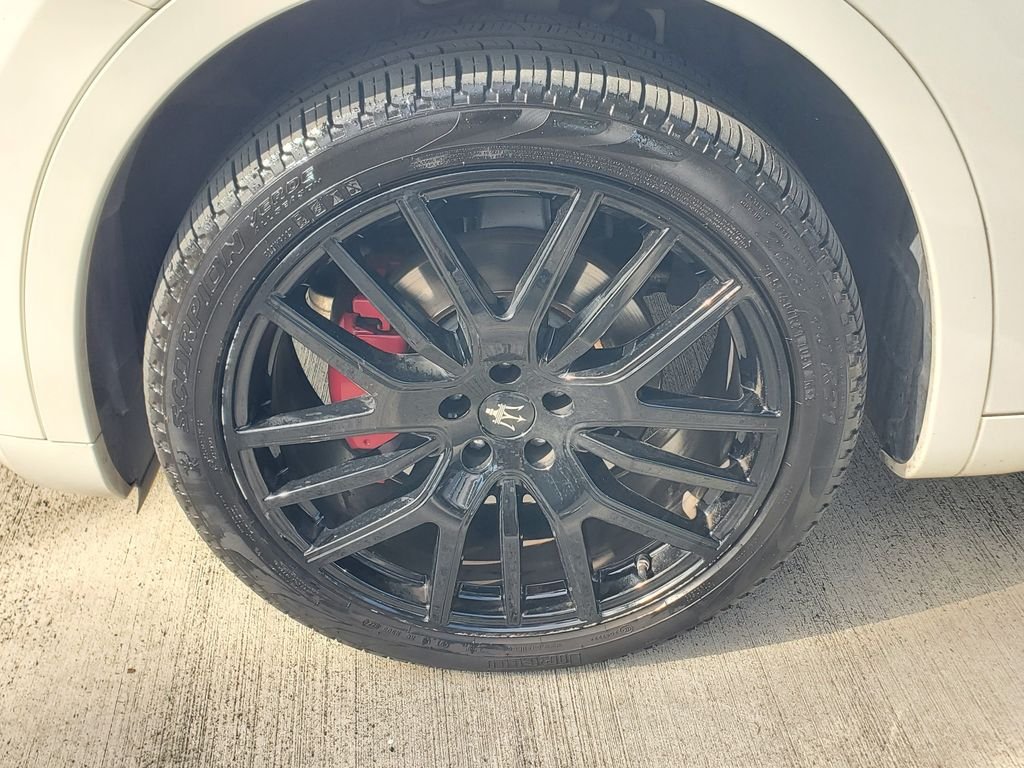 Used 2019 White Maserati Base image 4