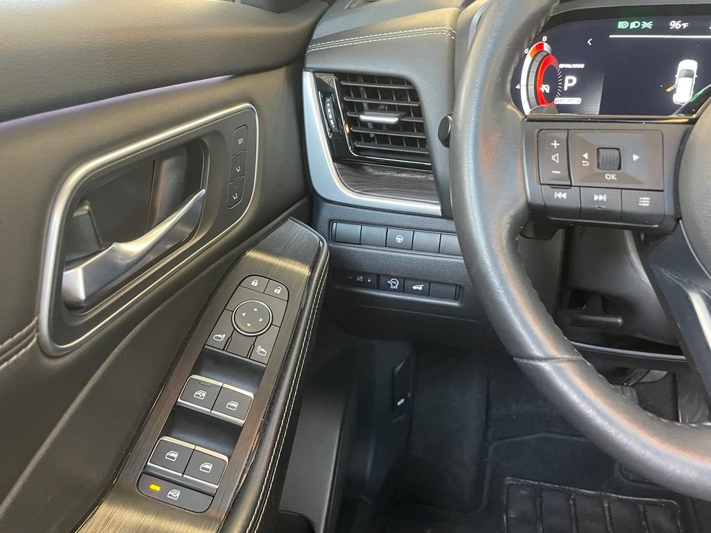 Used 2024 White Nissan Platinum image 14