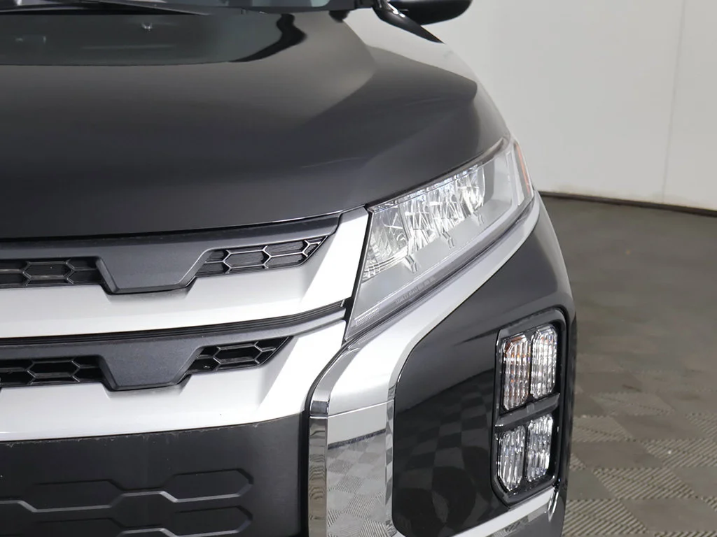 New 2027 Black Mitsubishi 2.0 ES AWC image 11