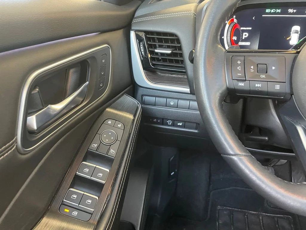 Used 2024 White Nissan Platinum image 14