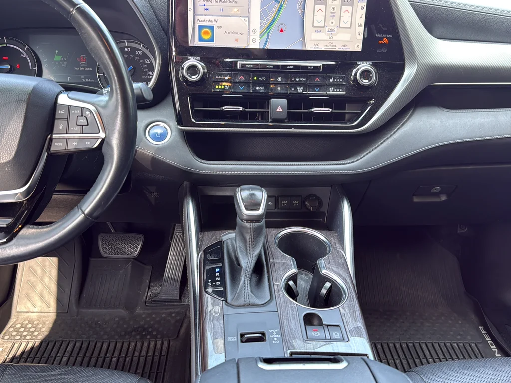 Used 2021 Silver Toyota Platinum image 20