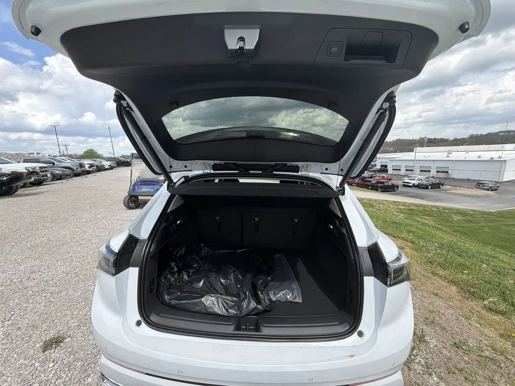 New 2026 Iridescent White Tricoat Buick Avenir image 30