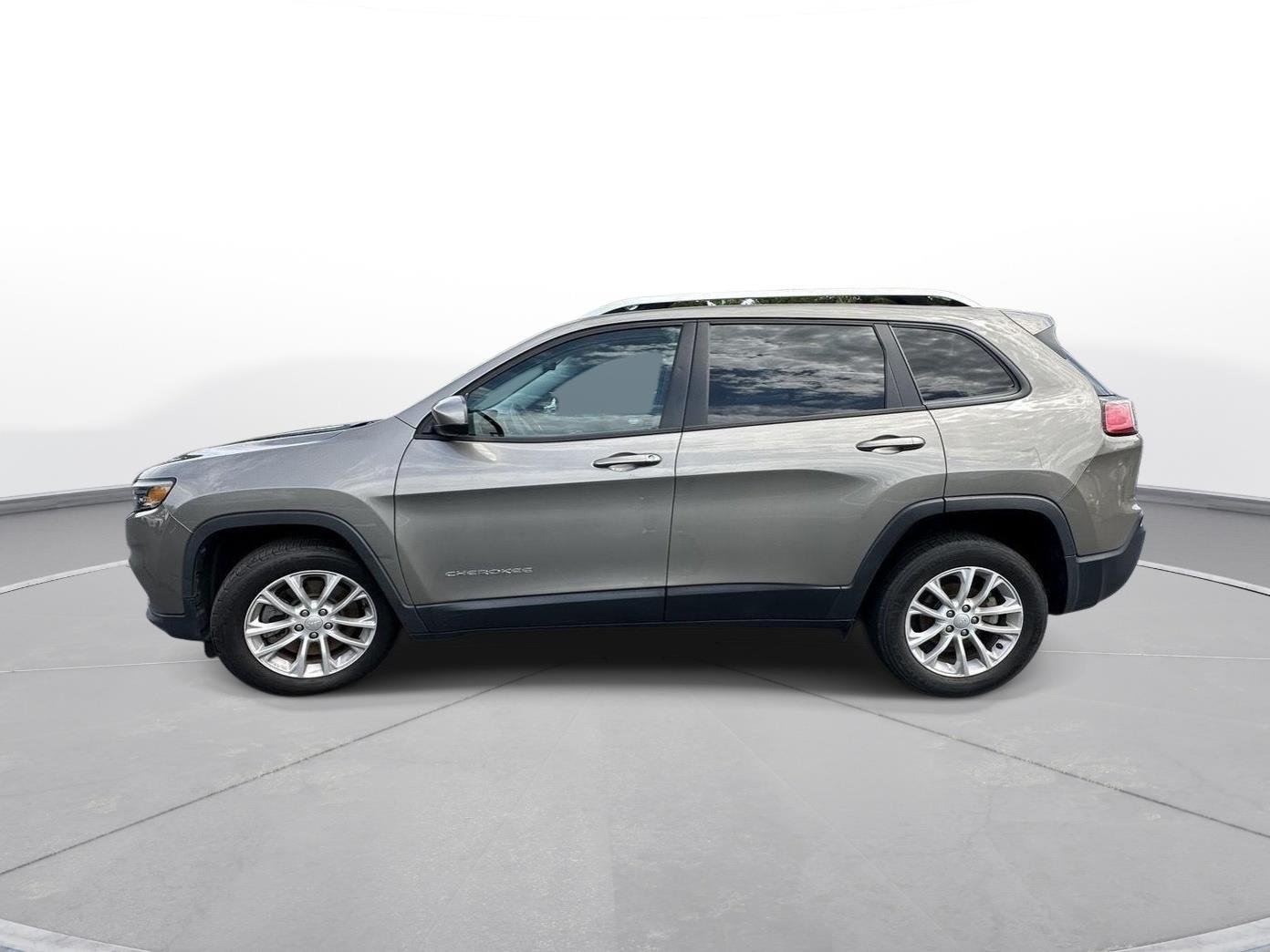 Used 2020 Light Brownstone Pearlcoat Jeep Latitude image 9