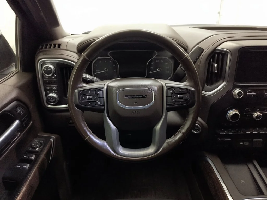Used 2021 White Frost Tricoat GMC Denali image 10